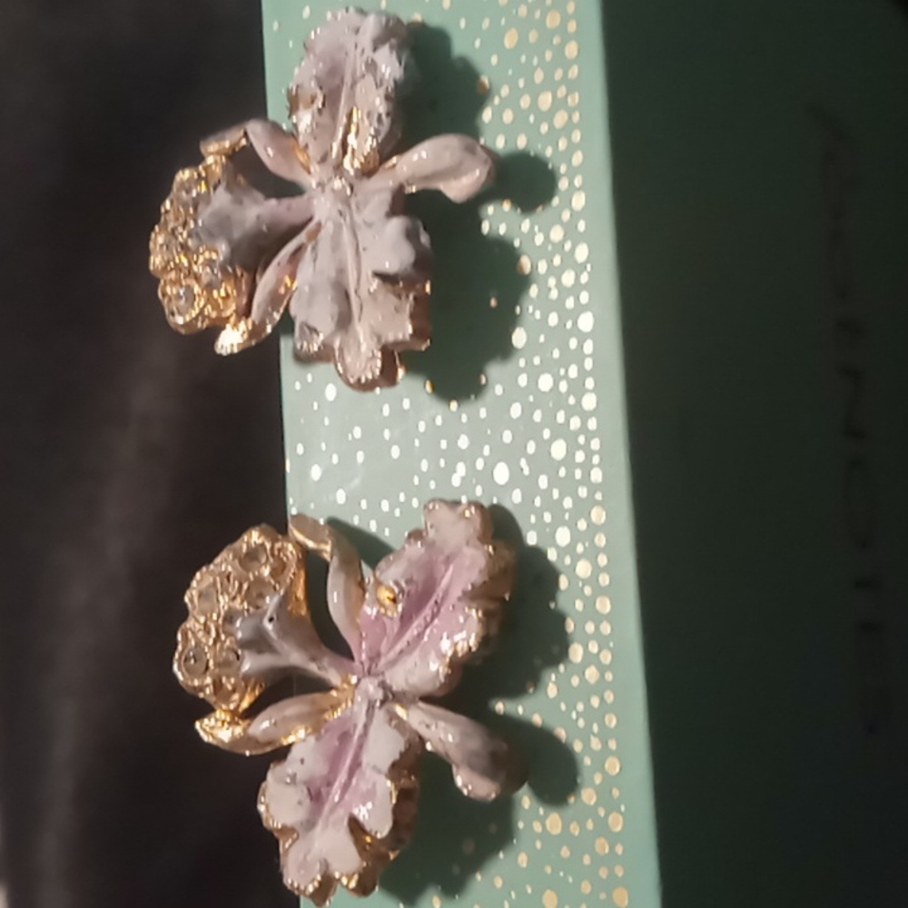 Vintage flower earrings gold tone screw back.